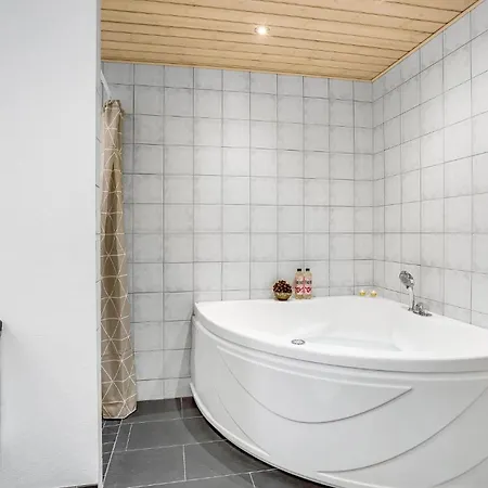 Semesterbostad Amazing In With Sauna Ålbæk